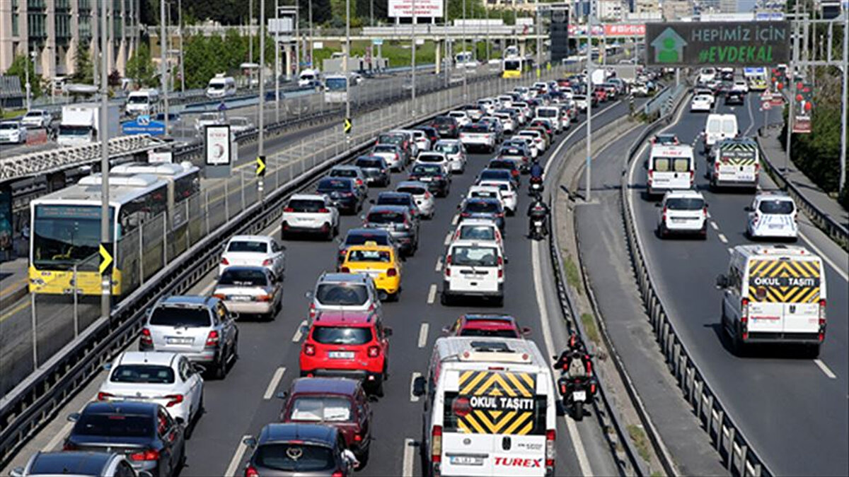 İstanbul, Ankara ve İzmir’de primler belli oldu<br><br>NTV'de yer alan habere göre, İstanbul'daki sıfırıncı basamakta bulunan içten yanmalı motora sahip riskli sürücünün primi 44 bin 733 lira olurken riski en düşük olan 8'inci basamaktaki sürücünün primi 7 bin 456 lira oldu.<br>Ankara'da sıfırıncı basamakta bulunan içten yanmalı motora sahip riskli sürücünün primi 43 bin 467 lira olurken riski en düşük olan 8'inci basamaktaki sürücünün primi 7 bin 245 lira oldu.<br>