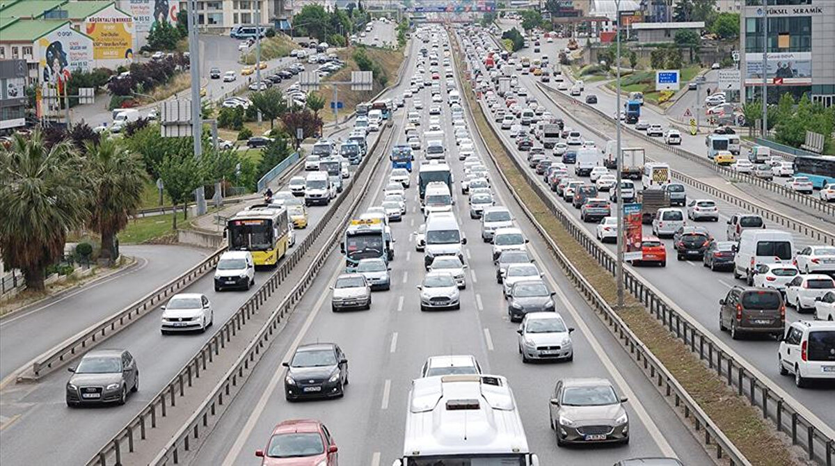 İzmir'de sıfırıncı basamakta bulunan içten yanmalı motora sahip riskli sürücünün primi 42 bin 201 lira olurken riski en düşük olan 8'inci basamaktaki sürücünün primi 7 bin 34 lira oldu.<br>