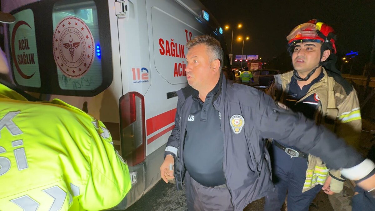 İddiaya göre, E-5 Beylikdüzü istikametinde otomobili ile seyir halinde olan bir sürücü yağmur nedeniyle kayganlaşan yolda direksiyon hakimiyetini kaybederek yan yola uçtu. 