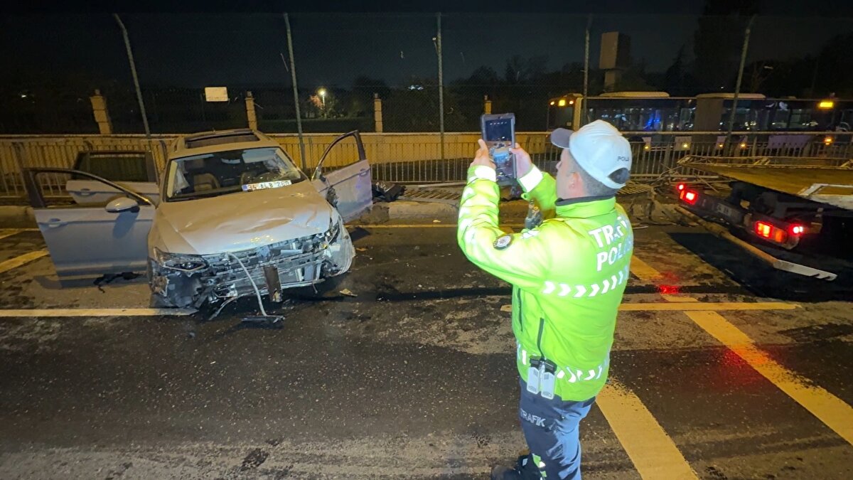Yaşanan kazada 3 kişi yaralandı. Hastaneye kaldırıldığı öğrenilen yaralılardan ikisinin durumunun ağır olduğu öğrenildi. 