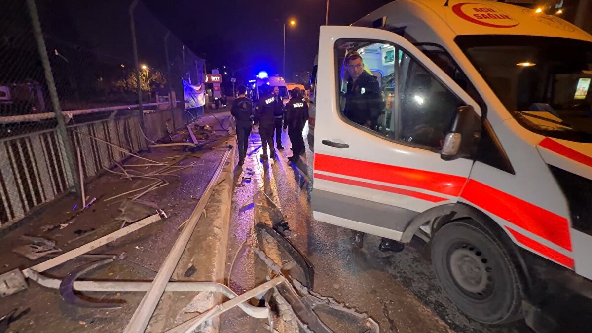 Alkollü olduğu iddia edilen sürücünün Sefaköy’den Avcılar’a kadar makas atarak gittiği öğrenildi. İhbar üzerine olay yerine itfaiye ve sağlık ekibi sevk edildi. 