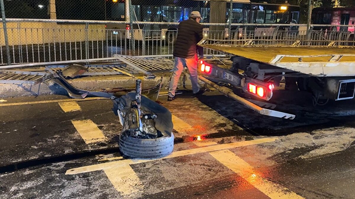 Uçan sürücü kazada bariyerlerin arasında yürüdüğü iddia edilen iki yabancı uyruklu yayayı aracıyla ezdi.