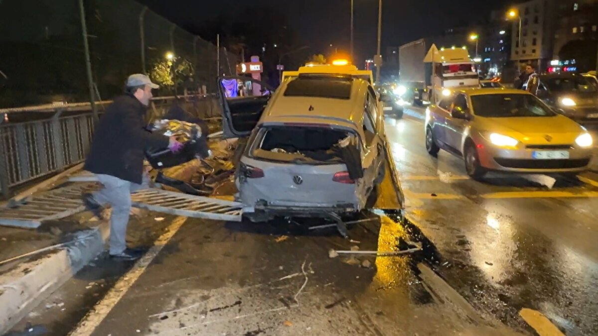 Kaza nedeniyle yan yolda trafik meydana geldi. Kazaya karışan araçların kaldırılmasının ardından trafik normale döndü.