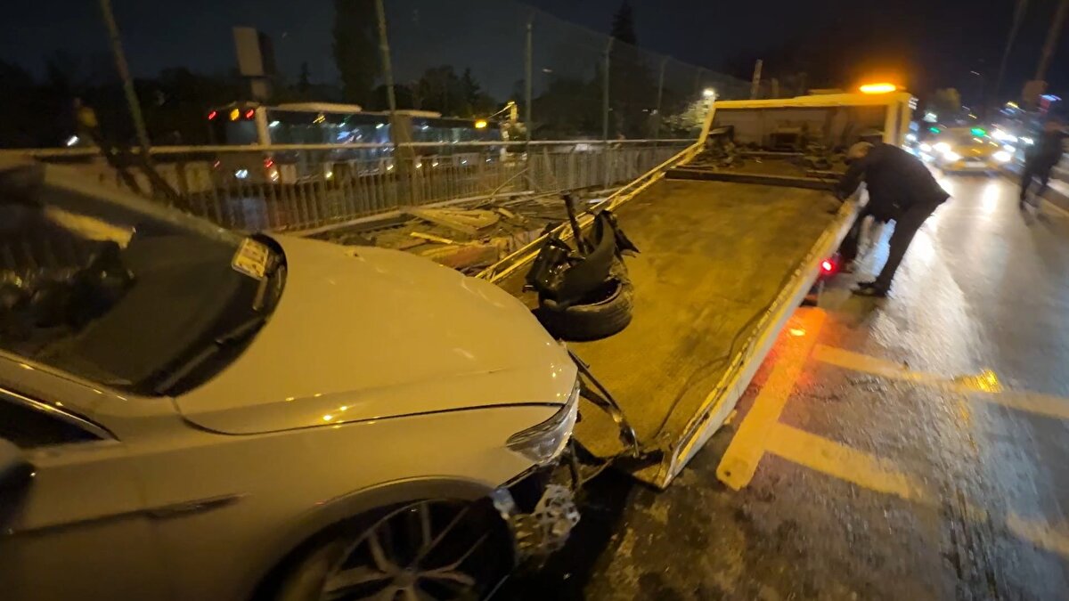 Kaza, gece saatlerinde Avcılar ilçesi E-5 karayolu Beylikdüzü istikametinde meydana geldi. 