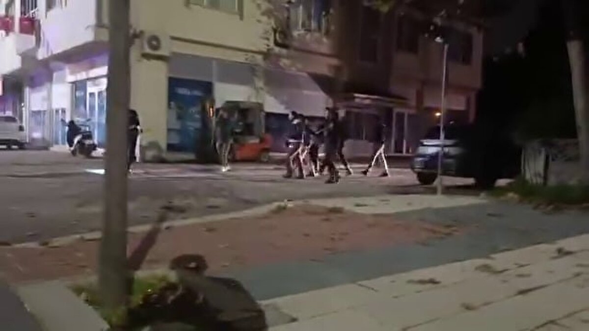 Yaya olarak kaçmaya çalışan 3 şüpheli, polis ekiplerinin havaya ateş açması neticesinde yakalanarak gözaltına alındı.