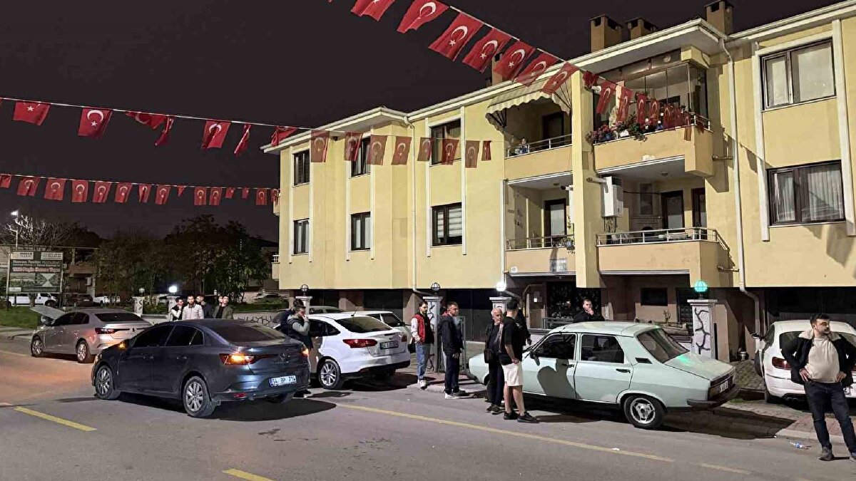 Ekiplerin ‘Dur’ ihtarına uymayan araç, kaçmaya başladı. Ekipler ve otomobil arasında kilometrelerce yaşana kovalamanın ardından 3 şüphelinin bulunduğu otomobil, Adapazarı ilçesi Ahmet Yesevi Caddesi üzerinde durduruldu. 