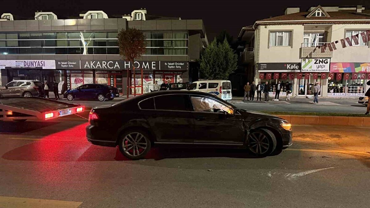 Gece saatlerinde meydana gelen olayda, Narkotik Suçlarla Mücadele Şube Müdürlüğü ekipleri, istihbarı çalışma neticesinde uyuşturucu madde taşıdığı değerlendirilen 34 BD 077 plakalı Volkswagen marka otomobili, Serdivan ilçesi Beşköprü Mahallesi’nde durdurmak istedi. 