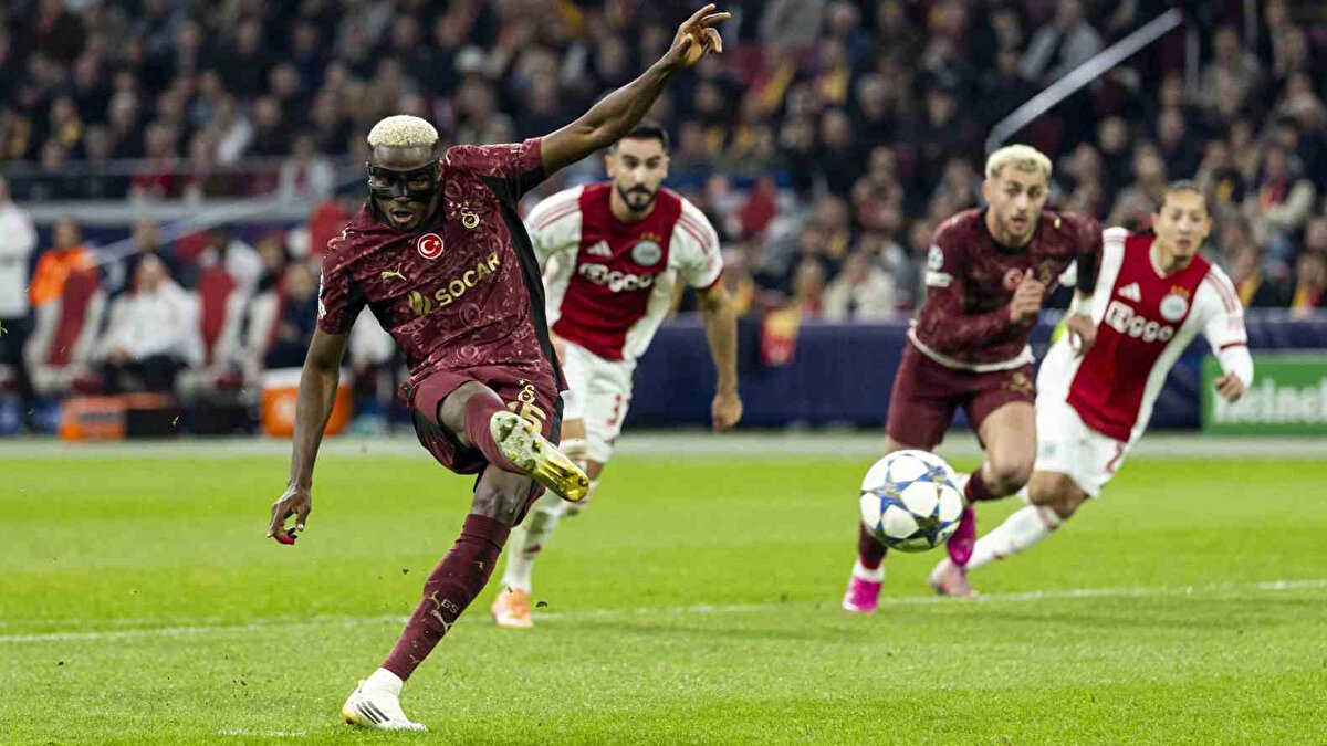 "OSIMHEN OYUNUYLA TARİH YAZDI"<br><br>Mustafa Çulcu: Galatasaray topa daha çok sahip olan, önde pres yapan taraftı. İlk yarı kapalı savunmayı açmakta zorlandı. Sara, bu sorunu çözmekte eksik kaldı. Ajax'ın tek oyun planı, yüksek ortalarla Weghorst'u ceza alanında buluşturmaktı. Ah İlkay ah, bu maç tam senlikti. Hele bir de Yunus sahada olabilseydi; ağır kalan, adam ve alan paylaşımında sıkıntılı Ajax savunması karşısında daha ilk yarıda iş biterdi. [SABAH]