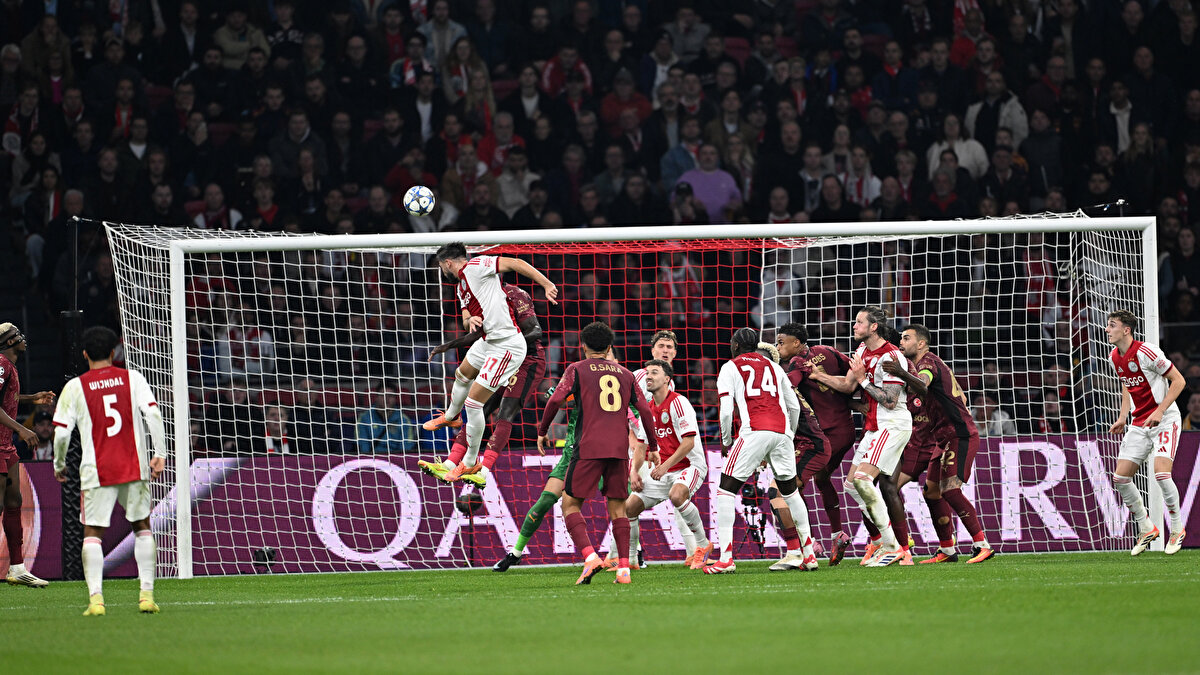 UEFA Şampiyonlar Ligi’ndeki temsilcimiz Galatasaray, dün deplasmanda Ajax’ı Osimhen’in hat-trick yaptığı maçı 3-0 kazanarak çok kritik bir galibiyet daha imza attı. <br>