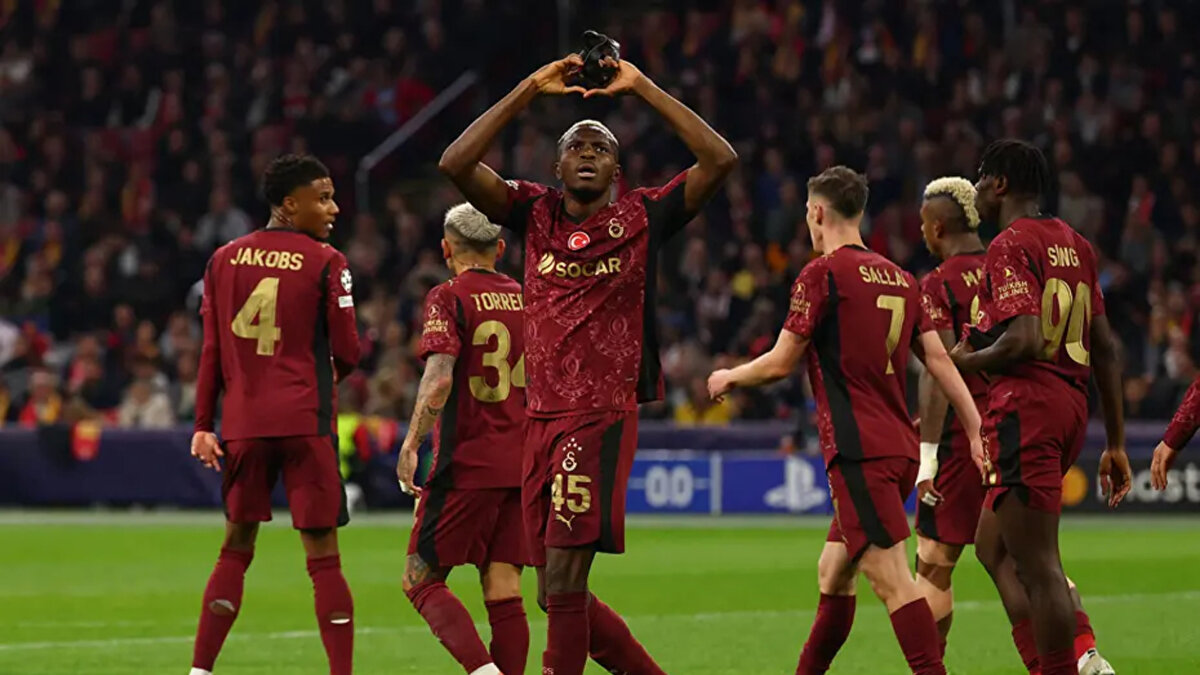 De Telegraaf: Galatasaray, Şampiyonlar Ligi'nde Amsterdam ekibini ezdi. Osimhenli Galatasaray, Ajax'ı bataklığa daha çok itti.