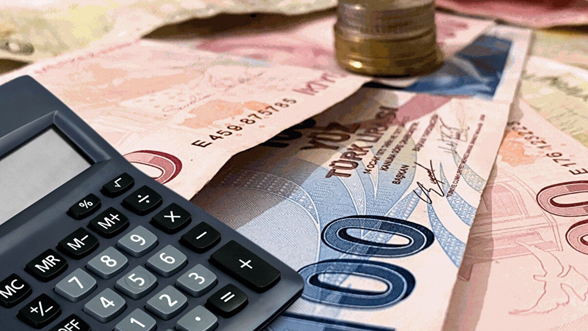 Bu hesaplamada yalnızca maaş değil, çalışanlara düzenli olarak ödenen nakit ek gelirler de hesaba katılıyor. Örneğin her ay düzenli olarak verilen yemek, yol ya da giyecek parası, hatta düzenli ikramiyeler de kıdem tazminatına dahil ediliyor. Ancak düzensiz olarak verilen primler ya da performans ödemeleri bu hesaba katılmıyor.