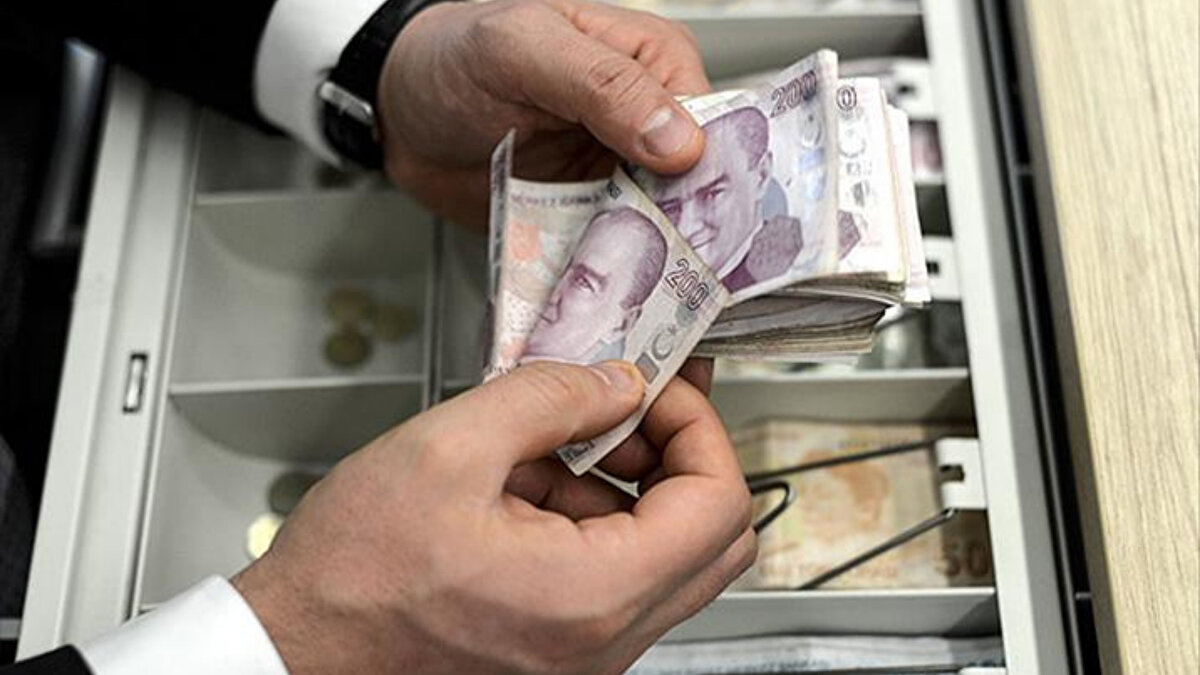 Ocak ayında asgari ücretin yüzde 30 civarında artırılması bekleniyor. Bu durumda brüt asgari ücret yaklaşık 33 bin TL seviyesine çıkacak. Böylece, en düşük kıdem tazminatı da aynı oranda artarak 2026 itibarıyla yükselmiş olacak. Yeni asgari ücret, 1 Ocak’tan itibaren geçerli olacağı için bu tarihten sonra işten ayrılan çalışanların tazminatı da yeni rakamlara göre hesaplanacak.