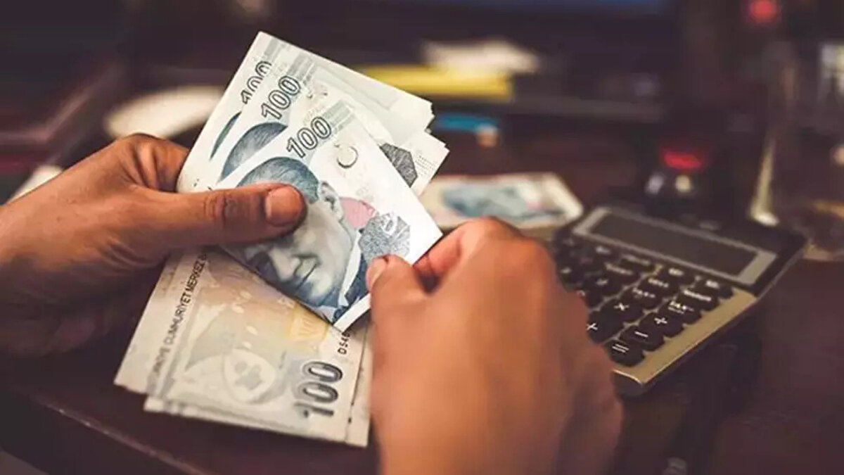 Kıdem tazminatı, işten ayrılan çalışana tek seferde ödenmek zorunda. Çalışanın onayı olmadan taksitlendirme yapılamıyor. Ödemeden yalnızca damga vergisi kesiliyor; başka hiçbir kesinti yapılamıyor. Haciz, icra ya da farklı bir kesinti türü kıdem tazminatına uygulanamıyor.