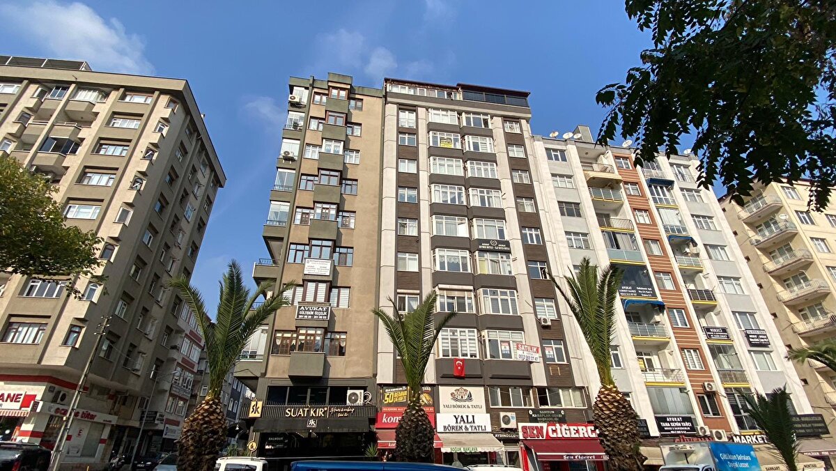 "Mahkemece ilgili belediyenin bina projeleri incelendiğinde burada haksız bir şekilde bir odanın karşı daireye katıldığı tespit ediliyor. Mahkeme o odanın müvekkilime iadesine karar veriyor. Bu karar istinaf incelemesinden de geçerek kesinleşiyor. Daha sonrasında müvekkilimin, odasını geri almak için icraya başvuruyoruz. İcra kanalıyla da kendi çağırdığımız ustalarla bir duvarı mahkemenin kararda belirttiği noktadan kırıp, başka bir noktadan örüp, odayı kendi müvekkilimizin dairesine dahil ediyoruz. Bu şekilde müvekkilimizin dairesi 2 1'den 3 1'e çıkıyor" diye konuştu. 