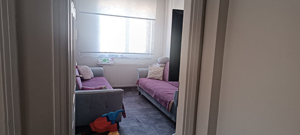 Samsun Bölge Adliye Mahkemesi 6'ncı Hukuk Dairesi 10 Haziran 2024'te yerel mahkemenin verdiği kararı onadı. Bu karar üzerine M.P., mahkeme kararını icraya verdi, dava konusu eve usta getirip komşudaki bir odanın duvarını yıktırıp kendi evine dahil ettirdi.