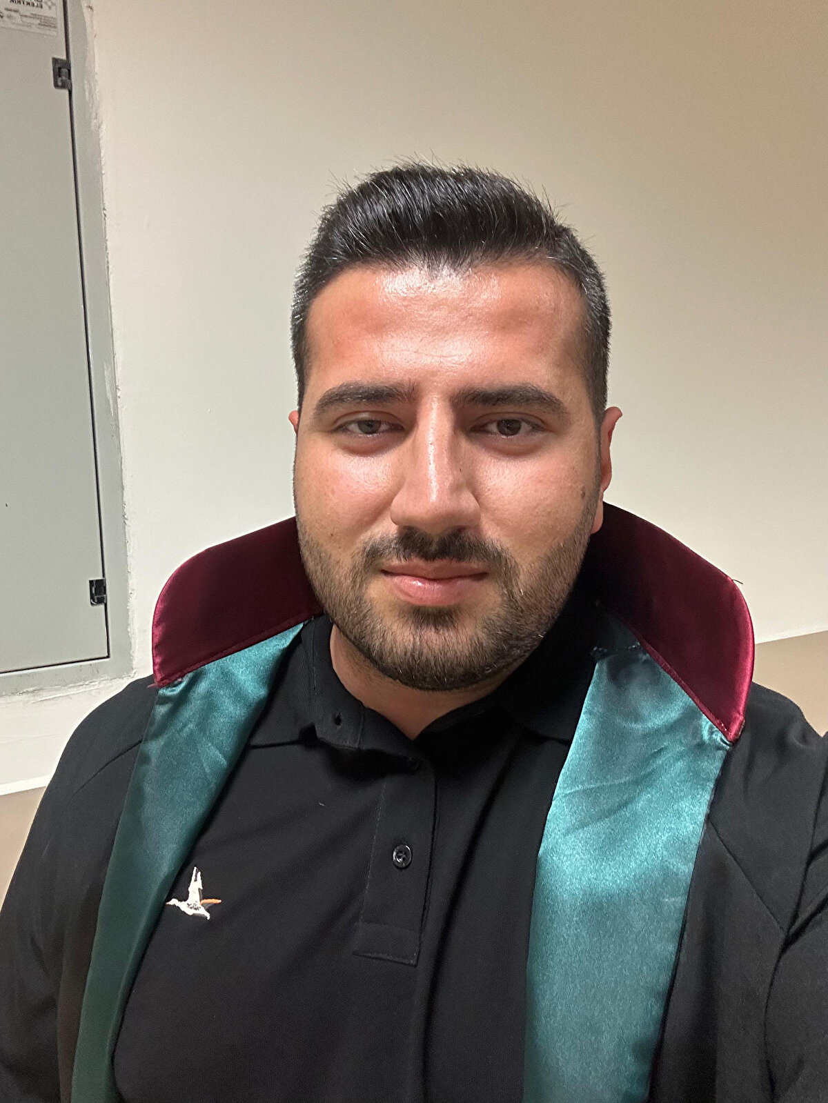 "Davacıya ait bağımsız bölümün salon duvarları ile bağımsız bölüm içerisinde kalan oturma odası duvarının yaklaşık 4,5 metrekarelik bölümünün yıkılması, ayrıca yıkılan bölümden itibaren yaklaşık 2,60 metre mesafeden itibaren 3,48 metre genişlikten tavana kadar duvar örülmesi, sıvanması ve boyanması suretiyle projeye uygun eski hale getirilmesine karar verildi" denildi.