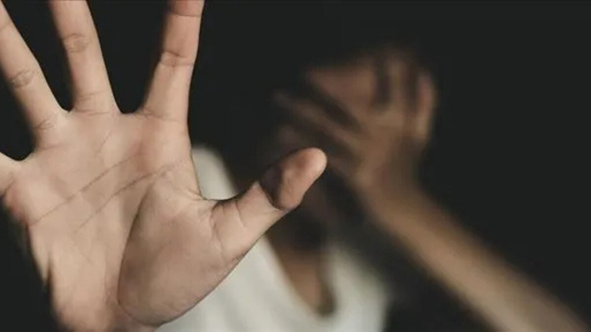 Komşuların ihbarı üzerine olay yerine gelen sağlık ekipleri, ağır yaralanan Sinan G.’yi hastaneye kaldırdı. Tüm vücudunda ciddi yanıklar bulunan adam, yoğun bakıma alındı. 13 gün boyunca yaşam savaşı veren Sinan G., doktorların tüm müdahalesine rağmen 28 Ekim’de hayatını kaybetti.