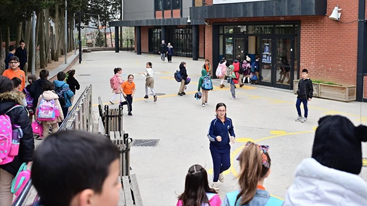 ARA TATİL NE ZAMAN BAŞLIYOR?<br><br>MEB’in yayımladığı takvime göre, 7 Kasım 2025 Cuma günü okullarda son ders zili çalacak ve öğrenciler ara tatile çıkacak. Tatil, hafta sonlarıyla birlikte toplam 9 gün sürecek.