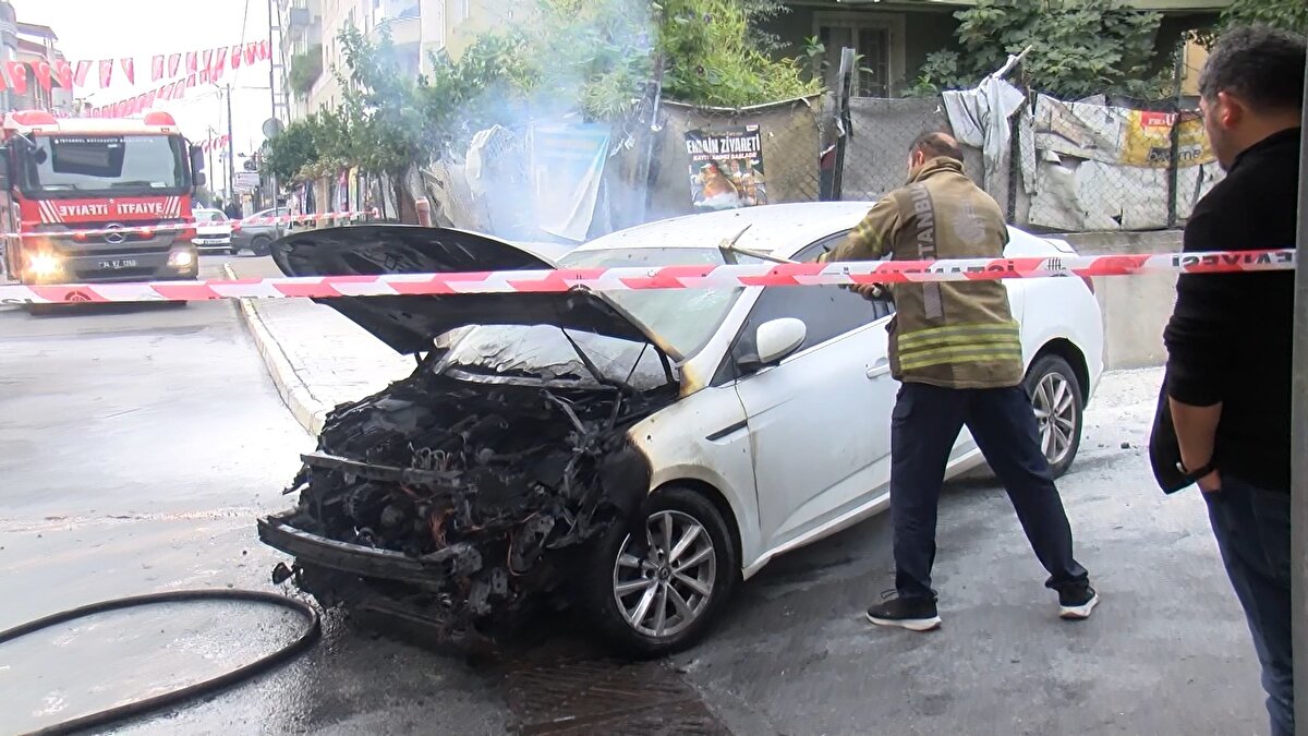 Otomobil kullanılmaz hale gelirken ekipler yangının çıkış nedenini belirlemek için çalışma başlattı.