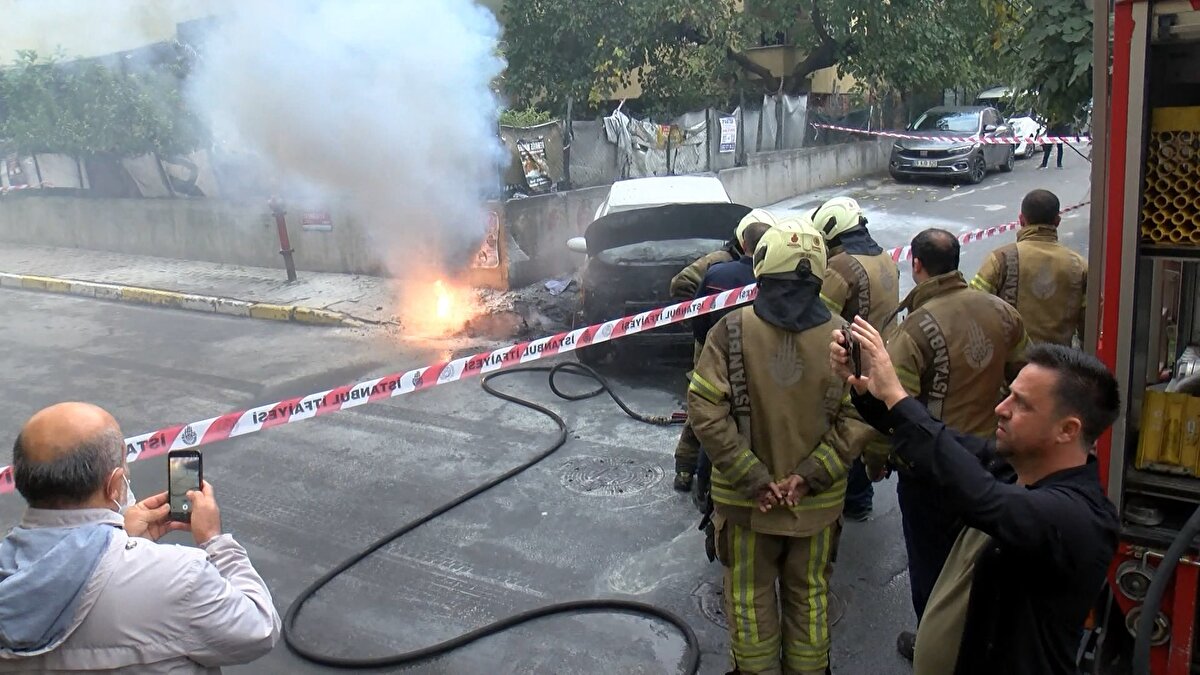 Otomobil güvenli bölgeye çekilirken elektrik kablolarındaki yangın da bir süre sonra kendiliğinden söndü.