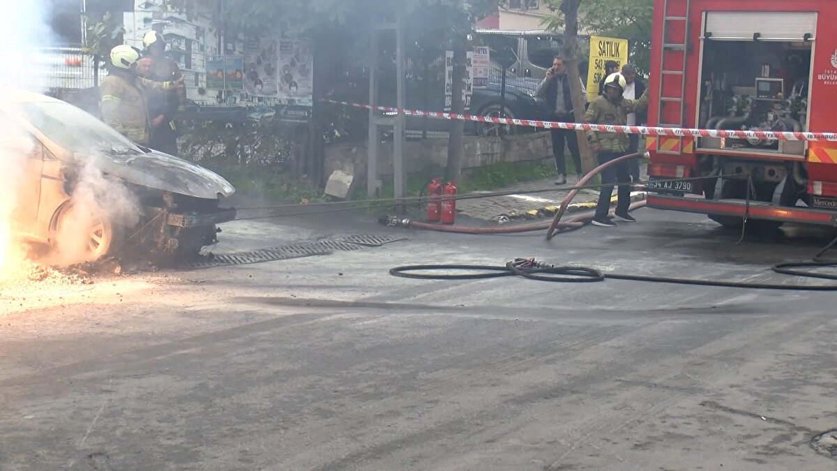 Yangını gören Hanifi Çınar, "Bir baktım duman çıkıyordu. Aracın altında elektrik şase yapıyordu. Camı kırıp aracı kurtaracaktım. Elektrik kabloları alev alınca yaklaşamadım. Yer altı kabloları aracı tutuşturdu. Kalın bir kablo geçiyor buradan. Yılda en az 10 defa arızalanıyor. Bu arıza da bugüne denk geldi. Elektrik kesintileri yaşıyoruz, 4-5 gün elektriklerimiz yok" diye konuştu.