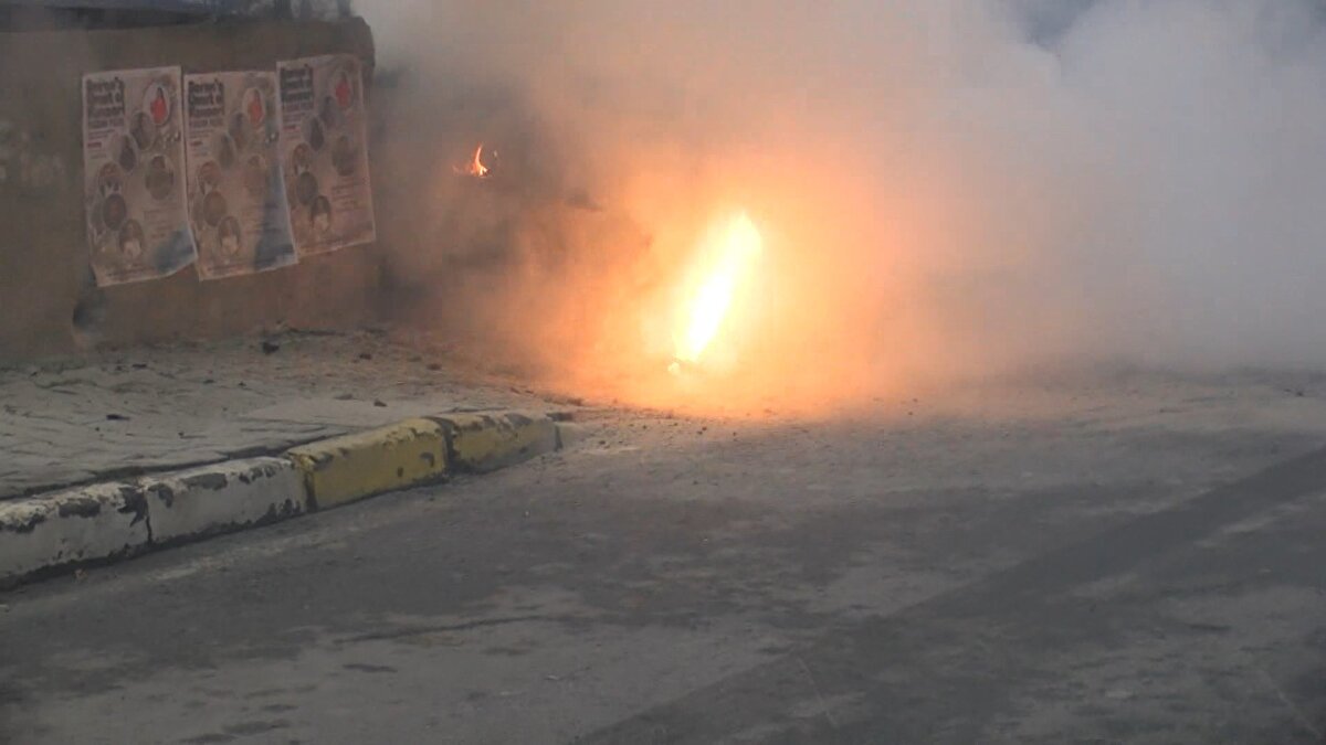 Caddede bulunan yer altı kabloları henüz bilinmeyen nedenle yanmaya başladı. Yanma nedeniyle çıkan kıvılcımların sıçradığı otomobil alev aldı. İhbar üzerine olay yerine itfaiye ve polis ekipleri sevk edildi.