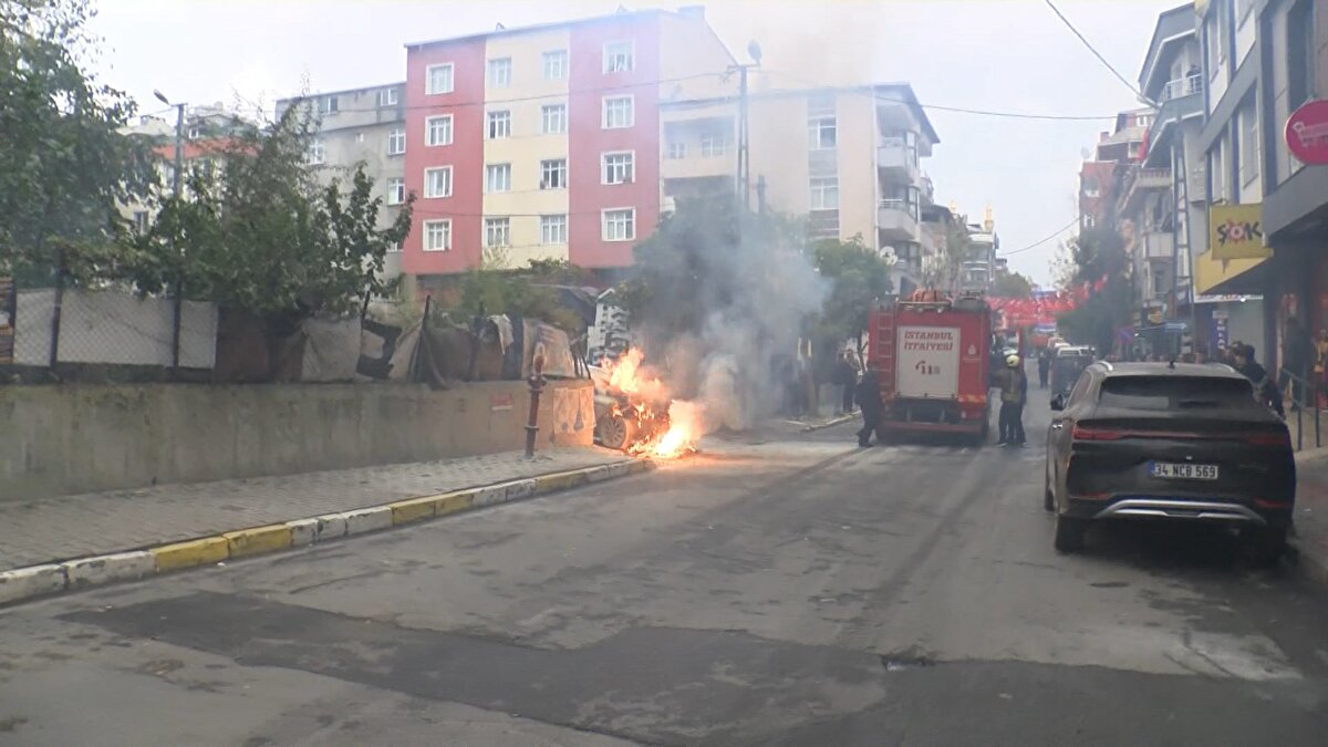 Otomobildeki yangını kısa sürede söndüren itfaiye ekipleri, aracı halat yardımıyla yanmaya devam eden kablolardan uzaklaştırdı.