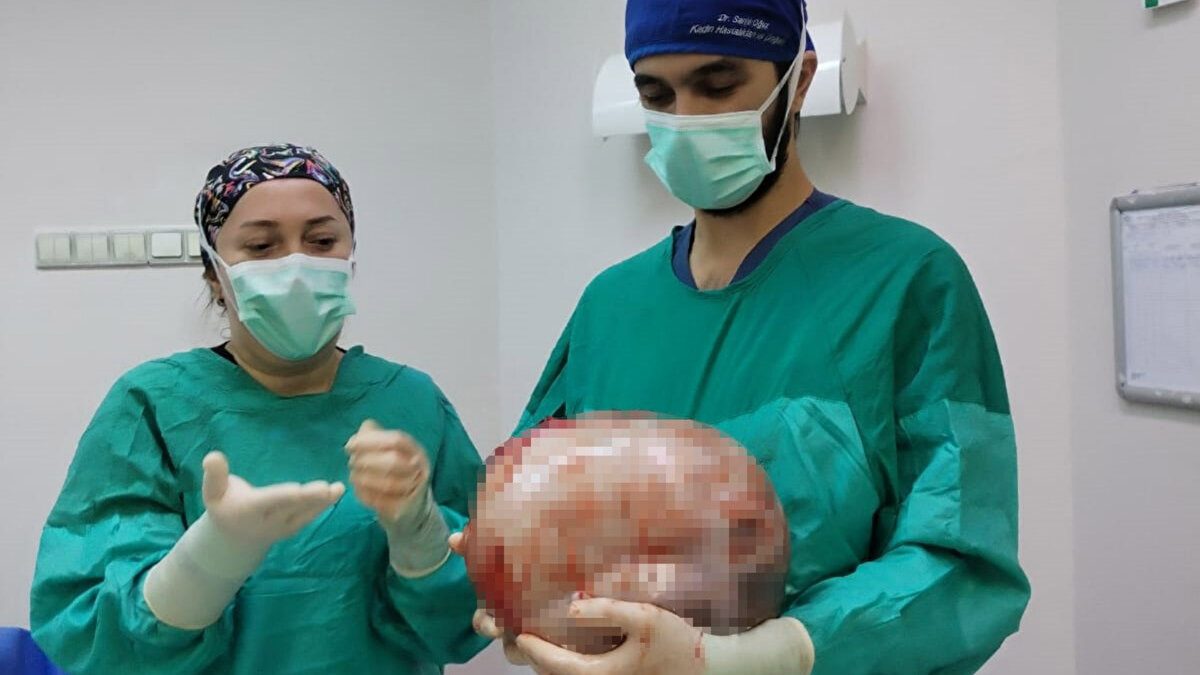 Yumurtalık ya da rahimde oluşan kitlelerin geç fark edilmesinin hayati riskler oluşturduğuna dikkat çeken Kara, kadınların 6 ay ya da yılda 1 kez kadın doğum uzmanına genel kontrol yaptırmalarını tavsiye etti.