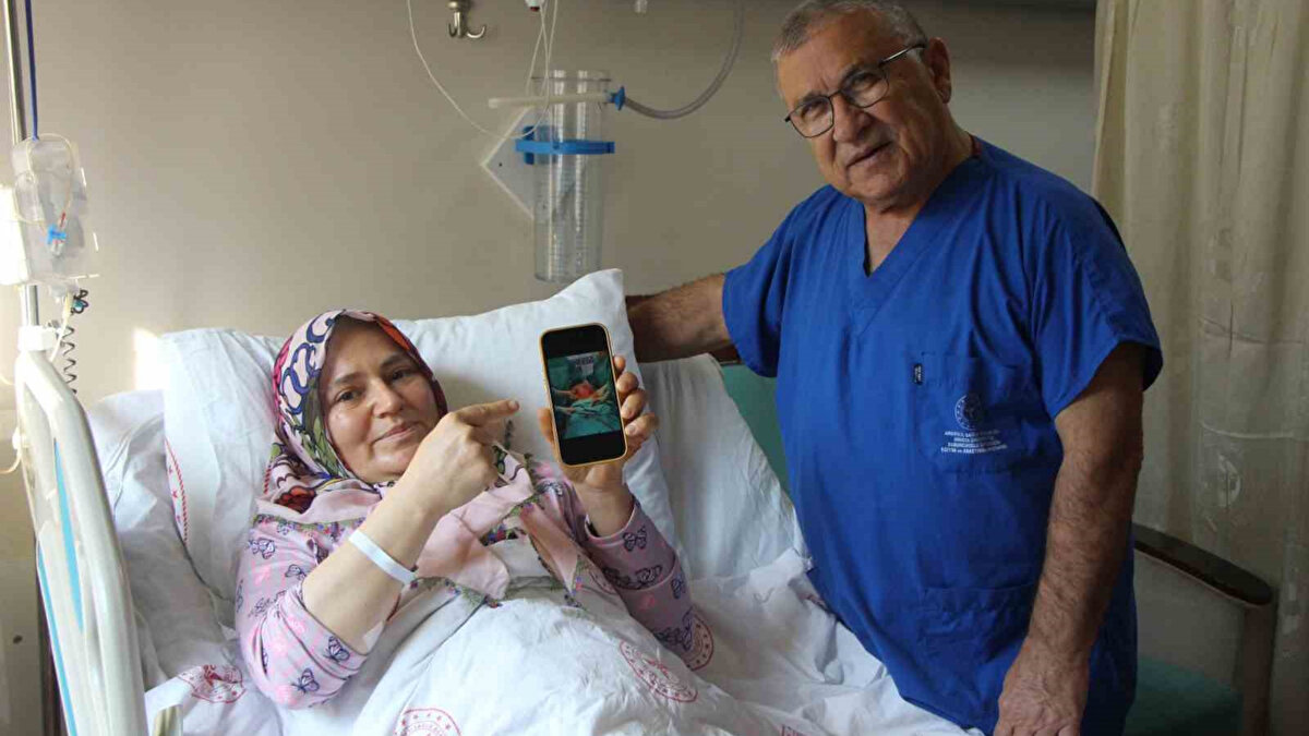 Yapılan kontrollerde karnın içini tamamen saran bir kitle tespit edilerek ameliyata karar verildi. Kadın Hastalıkları ve Doğum Uzmanı Prof. Dr. Osman Fadıl Kara ile ekibinin gerçekleştirdiği başarılı operasyonda 38 yaşındaki kadının karnından 30 santim çapında 8,5 kiloluk kitle çıkarıldı.