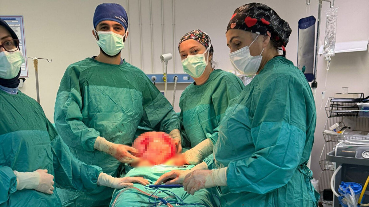 Çıkartılan kitlenin 50 yıla yaklaşan meslek hayatında karşılaştığı en büyük kitleler arasında olduğunu belirten Prof. Dr. Kara, "Hastamız geç kalmasına rağmen hayatı kurtulmuş oldu. 8,5 kilo ağırlığında yumurtalık kisti çıkardık. Bütün lenfleri de temizleyerek rahatsızlığının ilerlemesini engellemiş olduk. Bu tip ameliyatları yapma şansımız he zaman var. Yeter ki hastalarımız sağlıklarından korkmadan bize ulaşsın" diye konuştu.