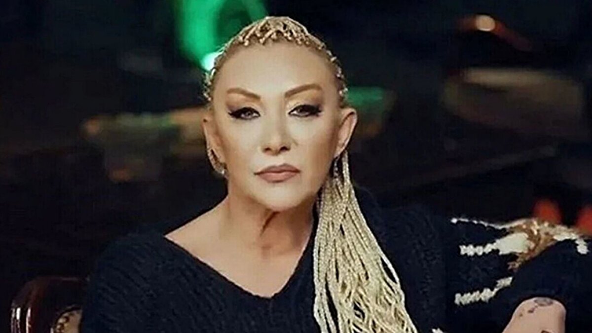 "Yeter artık ben kendimi öldüreceğim, annemi öldüreceğim, bu çilem ne zaman bitecek benim"<br><br><br>"Güllü" adıyla tanınan şarkıcı Gül Tut’un kızı Tuğyan Ülkem Gülter ifadesinde, "Medyada çıkan benim bir tanıdığımla yaptığım mesaj içeriklerinin aslını anlatmak isterim. Şöyle ki ben annemle yıllardır birlikte yaşıyorum. Ancak haziran ayında annemle aramızda bir tartışma çıkmıştı. Bu tartışmanın konusu benim nişanımla ilgili bir husustu. Tartışınca ben de anneme dargındım ve annemin evinden ayrılıp Çınarcık’ta yaşayan arkadaşım Sultan’ın yanında geçici olarak kaldım. Tam 21 gündü. Bu süreçte de annemi ve beni yakından tanıyan aile dostumuz olan Bircan D. ile dertleşmek amacıyla konuşuyordum. Mesajlaşmalarımız da olmuştu. Bu mesajlar da hatırladığım kadarıyla, ’Yeter artık ben kendimi öldüreceğim, annemi öldüreceğim, bu çilem ne zaman bitecek benim’ şeklinde mesajlar atmıştım. Bir süre sonra hatta hatırladığım kadarıyla 3 ya da 4 gün sonra kardeşim Tuğberk beni annemle barıştırmak için vesile oldu. Hatta Çınarcık’ta bir plajda kızım, kardeşim, Çiğdem abla da yanımdayken annemle birbirimizden karşılıklı özür diledik ve ben plajdan sonra da annemin arabasına binerek annemin evine döndüm ve birlikte yaşamaya devam ettik. Bu dargın olduğumuz süreç içerisinde annem de beni arayarak alkolün etkisiyle bana ’Eve gelme seni istemiyorum. Gelirsen KADES’e basarım seni öldürürüm" gibi sinirle söylenen sözler söylüyordu. Hatta küfür ediyordu. Biz annemle ara ara tartıştığımızda sinirle birbirimize bu tür laflar ediyorduk. Çünkü annem özellikle alkol alınca sinirlenen biriydi. Sinirlenince de alkolün etkisiyle ne konuştuğunu bilemezdi. Bu tarz incitici veya tehditvari sözler söyleyince ben de sinirlenirdim" dedi.