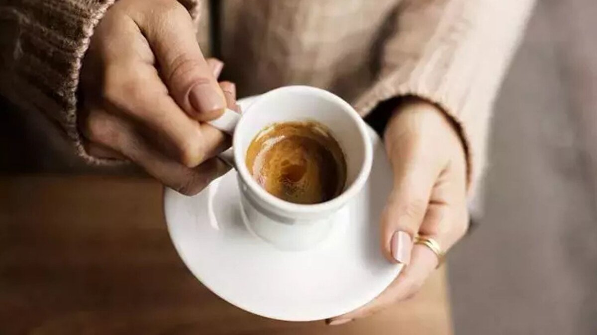 Beslenme uzmanı Ella Davar, araştırmayı şöyle özetliyor: "Hidrasyon temeli su oluşturuyor; ancak kahve ve çay gibi polifenol açısından zengin içecekleri eklemek, faydayı katlıyor. Bu kombinasyon, kalp-damar sağlığını, metabolik dengeyi ve bağışıklık direncini suyun tek başına sağlayabileceğinden çok daha güçlü biçimde destekliyor"