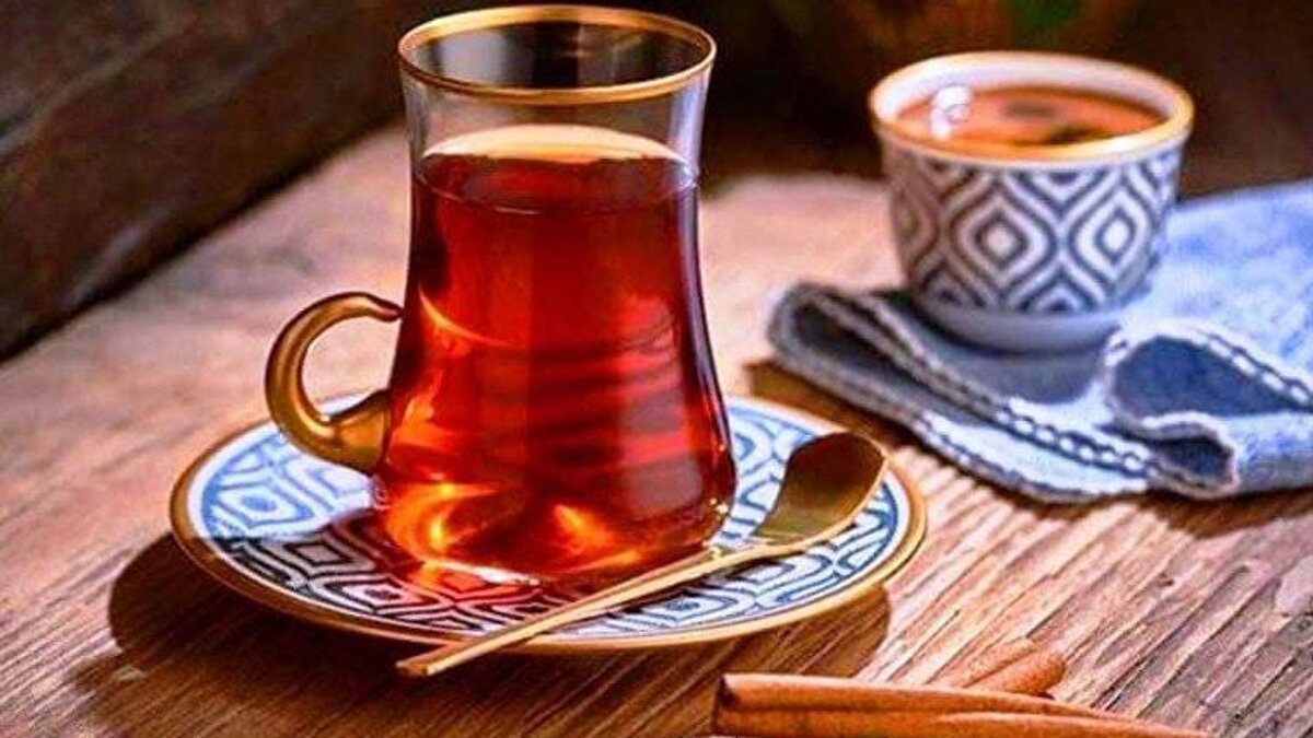 İngiltere’de yayımlanan British Journal of Nutrition dergisinde yer alan dev çaplı araştırmaya göre, günde toplam 7–8 bardaklık içecek tüketimi ve bu miktarın içinde su, kahve ve çayın dengeli şekilde dönüşümlü içilmesi, ölüm riskini belirgin biçimde azaltıyor.