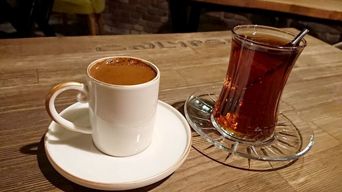 Bilim insanları, içecek miktarından çok çeşitliliğin önemli olduğuna dikkat çekiyor. “Variety > volume” yani “çeşitlilik miktardan daha önemli” vurgusu yapan ekip, kahvedeki klorojenik asit, çaydaki kateşinler ve sudaki saf hidrasyonun birleştiğinde birbirini tamamlayan etkiler yarattığını söylüyor.<br><br>Aynı zamanda bu döngü, aşırı şeker veya kafein alımının da önüne geçiyor. Uzmanlara göre sabah egzersiz sonrası bir bardak suyla güne başlamak, günün erken saatlerinde bir-iki fincan kahve içmek ve akşamüstüne doğru iki-üç fincan yeşil veya siyah çay tüketmek en ideal dengeyi oluşturuyor.