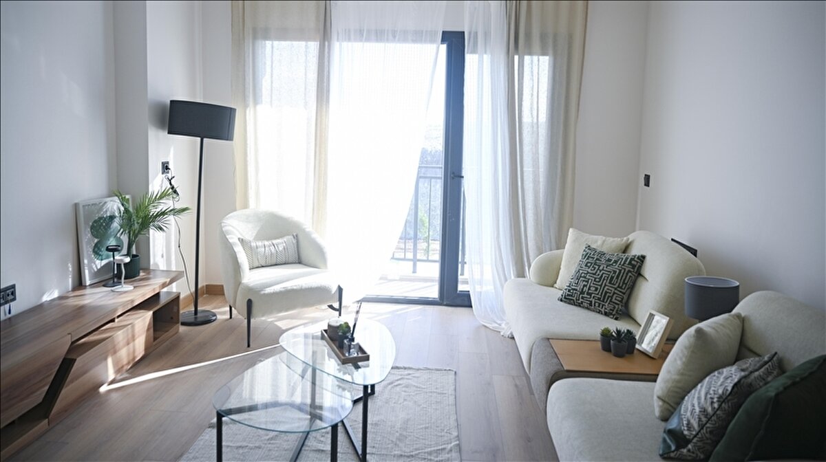 Bakanlığın değerlendirmeleri sonucunda, konut fiyatlarının dengelenmesini ve dar gelirli vatandaşların ev sahibi olmasını hedefleyen "Yüzyılın Konut Projesi" kapsamında, illerin nüfus yoğunluğu dikkate alınarak konut sayıları belirlendi.<br><br>