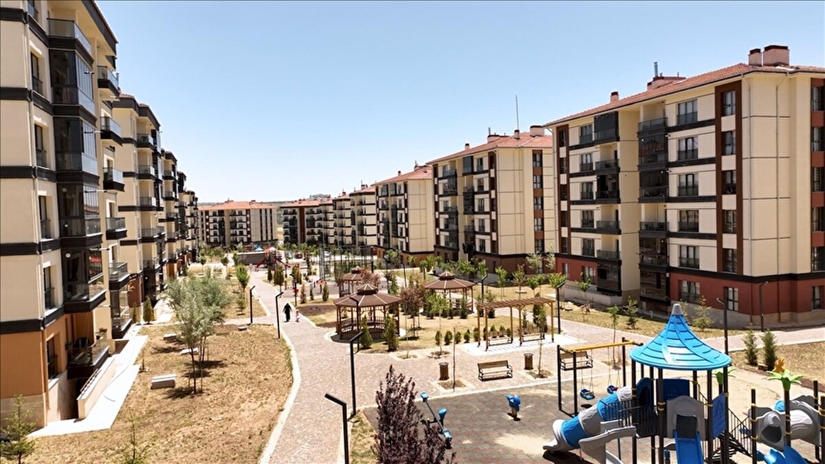 İZMİR<br><br>İzmir'de ise 21 bin 20 konutun yapılacağı ilçeler, Menemen, Güzelbahçe, Urla, Aliağa, Bergama, Dikili, Foça, Karaburun, Kemalpaşa, Seferihisar ve Selçuk olarak belirlendi.<br><br>