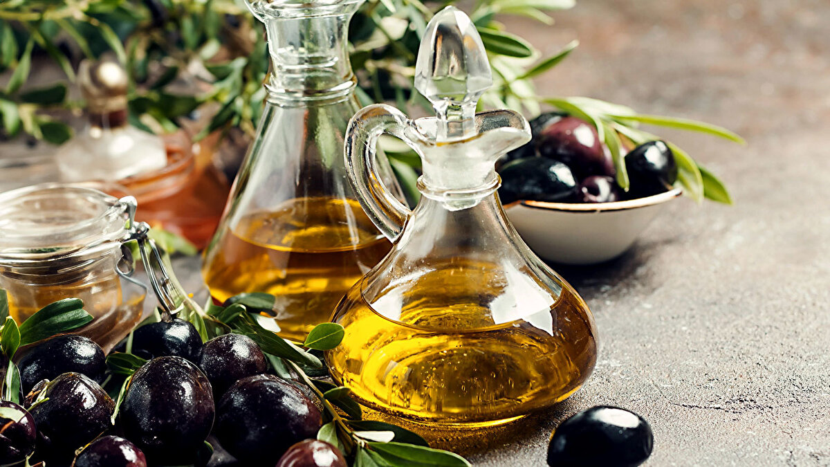 Denetim sonuçlarına göre bazı firmalar, zeytinyağı olarak sattıkları ürünlere tohum yağı karıştırarak tüketiciyi yanıltmış. Bu durum hem ürünün kalitesini düşürürken hem de vatandaşın sağlığını tehlikeye sokuyor. Bakanlık, bu firmaların isimlerini ve marka detaylarını resmî internet sitesinde yayımlayarak ifşa etti.