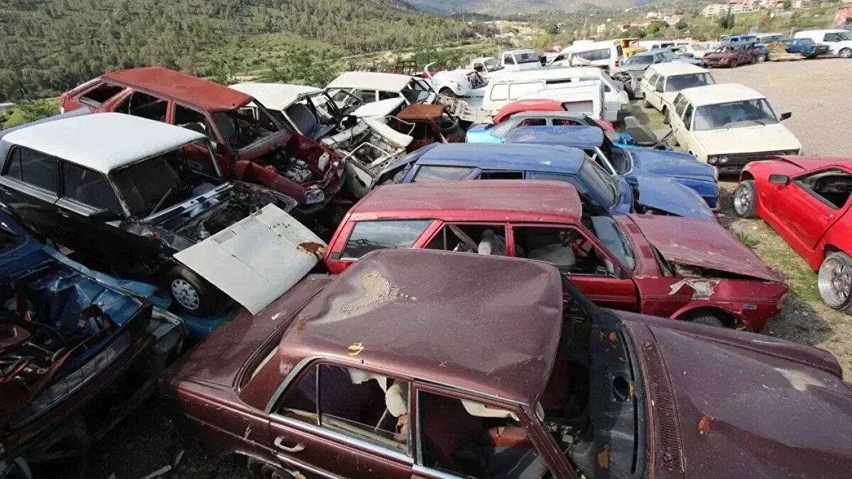 BAŞVURU ŞARTLARI NELER, KİMLER FAYDALANACAK?<br><br>AA muhabirinin edindiği bilgilere göre, yeni destek paketinin başvuru şartları netleşmeye başladı:<br><br>3 veya daha fazla çocuk sahibi olmak.<br><br>Program, özellikle düşük gelir gruplarına öncelik verecek.<br><br>Destek, sadece sıfır kilometre ve yerli üretim statüsündeki otomobiller için geçerli olacak.<br><br>Bu desteğin, Türkiye'nin yerli ve milli otomobili Togg satışlarına da olumlu yansıması bekleniyor. Ayrıca, program sayesinde binek araçların yaş ortalamasının düşürülmesi ve karbon emisyonunun azaltılması hedefleniyor.