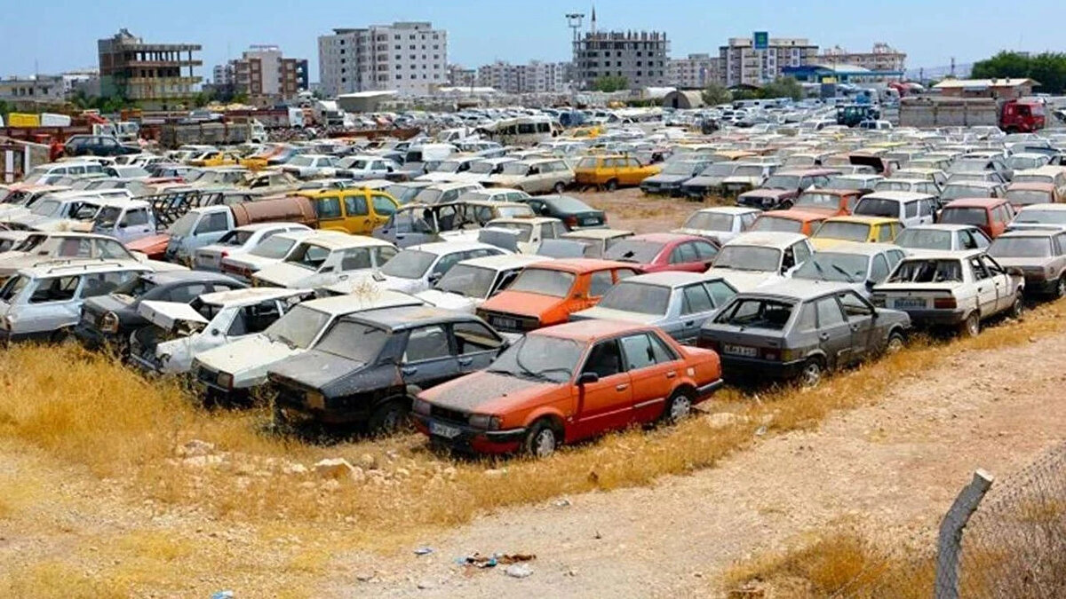 HURDA TEŞVİKİ YASASINDA SON DURUM NE? GÖZLER MECLİS'TE<br><br>ÖTV indirimi ile eşdeğer görülen hurda teşviki yasası için beklentiler ise sürüyor. MHP'li milletvekilleri tarafından daha önce TBMM'ye bir teklif sunulmuştu. Konuyla ilgili bir diğer önemli çağrı ise Türkiye Esnaf ve Sanatkarları Konfederasyonu (TESK) Genel Başkanı Bendevi Palandöken'den geldi.