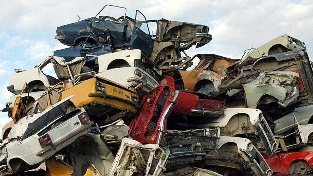 İLK ARABAM YERLİ OTOMOBİL AİLE DESTEK PROGRAMI NEDİR?<br><br>Sanayi ve Teknoloji Bakanlığı tarafından hazırlanan yeni program, Türkiye'nin yerli otomotiv sanayi altyapısını güçlendirmeyi ve vatandaşın otomobile erişimini kolaylaştırmayı amaçlıyor. Bu kapsamda, 3 ve daha fazla çocuklu ailelere yönelik özel bir araç alım desteği sağlanacak.<br><br>"İlk Arabam Yerli Otomobil Aile Destek Programı" olarak adlandırılan bu destekle, özellikle düşük gelir gruplarının satın alma gücüne uyumlu, uzun vadeli finansman ve kredi imkanları sunulması planlanıyor.