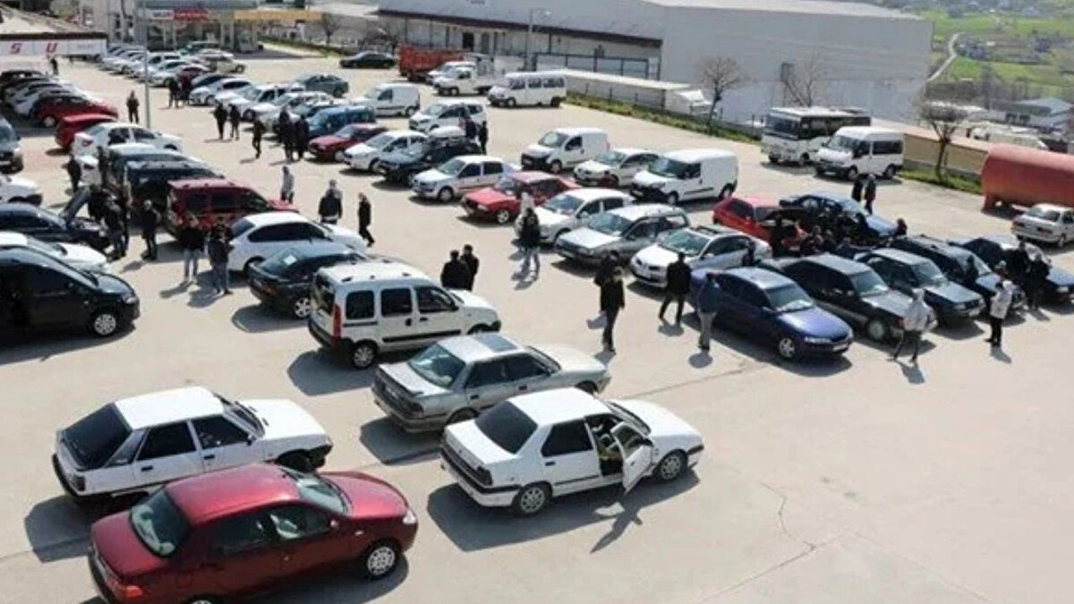 "CAZİP KREDİ ALTERNATİFLERİ SUNULMALI"<br><br>Palandöken, yasanın çıkması durumunda vatandaşın aracını yenileyebilmesi için faiz oranları düşük, cazip kredi alternatifleri sunulmasının şart olduğunu belirtti. Bu sayede piyasaya yeni araçların gireceğini, yolların daha güvenli hale geleceğini ve eski araçların yüksek parça maliyetlerinden tasarruf edileceğini ifade etti.<br><br>Sonuç olarak, 2025 yılı itibarıyla hurda teşviki ÖTV indirimi konusunda Meclis'ten geçen resmi bir yasa henüz bulunmuyor; ancak TESK'in talebi ve MHP'nin teklifi konuyu sıcak tutuyor. Buna karşılık, hükümetin İlk Arabam Yerli Otomobil Aile Destek Programı ile 3 çocuklu ailelere yönelik yeni bir destek mekanizması üzerinde çalıştığı kesinleşti.