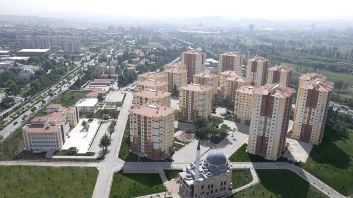 TOKİ’nin açıklamasına göre, 500 bin sosyal konut projesi kapsamında başvurular 10 Kasım 2025 Pazartesi günü itibarıyla alınmaya başlanacak. Türkiye’nin dört bir yanında dar gelirli vatandaşlara ev sahibi olma fırsatı sunacak projeye yoğun bir ilgi bekleniyor.