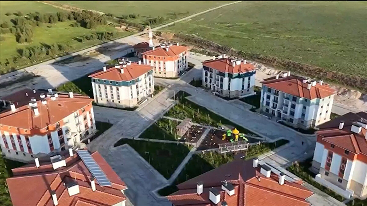 Projeye yalnızca Türk vatandaşları başvuru yapabilecek. Ayrıca, başvuru sahiplerinin 18 yaşını doldurmuş olması, üzerine kayıtlı konut bulunmaması ve aile gelirinin belirlenen üst sınırın altında olması gerekiyor. TOKİ yetkilileri, bu şartların titizlikle kontrol edileceğini belirterek yanlış beyanlarda bulunanların haklarının iptal edileceğini vurguladı.