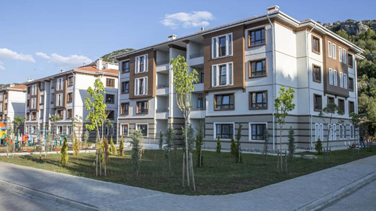 Daha önceki sosyal konut projelerinde olduğu gibi bu büyük kampanyaya da milyonlarca kişinin başvuru yapması bekleniyor. TOKİ, vatandaşların başvurularını e-Devlet üzerinden veya yetkili bankalar aracılığıyla yapabileceğini duyurdu. Başvuru süreciyle ilgili tüm detayların önümüzdeki günlerde kurumun resmi internet sitesinde paylaşılacağı bildirildi.