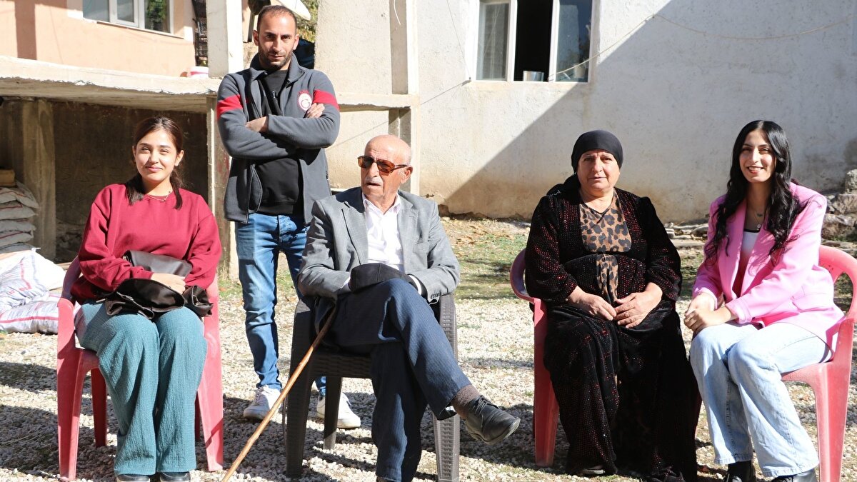 "Kapılarımız sürekli açık"<br><br>Kendi köyünde öğretmenlik yapan Rojin Bilici (22) de "Okuduğum okulda şu an öğretmenlik yapıyorum. Bundan dolayı çok mutluyum. Ana sınıf öğretmeniyim öğrencilerim hepsi akraba, amca çocukları, kuzenler. Ziyaretlerimizde genelde yabancılar olmadığı için amcalarımızın ve halalarımızın evlerine gidiyoruz. Evlerimizin kapıları hiç kapalı olmuyor. Kapılarımız sürekli açık; bundan daha güzel bir duygu yok" diye konuştu.