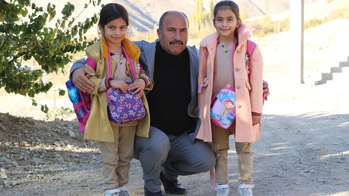 Muhtar Bilici, akrabalık nedeniyle köyde herhangi bir olayın yaşanmadığını belirterek, "Dedemiz 1915'lerde buraya yerleşti. Çocukları ve torunları da aynı soyadıyla buradaki yaşamlarını sürdürüyorlar. Bundan mutluluk duyuyoruz. Köyde hepimiz bir aileyiz; amcalar, amca çocukları, kuzenler olarak birlik ve beraberlik içinde yaşıyoruz. Biz bu köyde birbirimize güveniyoruz. Mesela bir yere gittiğimizde evimizin kapısını kilitlemeden gidebiliyoruz. Çünkü komşularımız ya amcamızdır ya da amcamızın oğlu. Onlar gelip, evimize çocuklarımıza bakıyorlar. Bu yüzden de hiçbir endişemiz olmuyor" dedi.<br><br>"Soyadımız bizi bir arada tutan bir bağ"<br><br>Köydeki isim benzerliklerinden de bahseden Bilici, "Karışıklığı önlemek için uzun, kısa gibi lakaplar ya da 'Kerem oğlu Mehmet' gibi baba ismini de kullanarak kimin kim olduğu kolayca anlatabiliyoruz. Bazen aynı isimler nedeniyle resmi işlemlerde karışıklıklar da yaşayabiliyoruz. Örneğin birkaç yıl önce yeğenimiz ile amcamın ismi aynıydı. İkisi de Kadir Bilici. Bir gün devlet görevlileri, yanlışlıkla amcamı arayıp tutuklamışlar. Daha sonra anne ve baba adları farklı olduğu için hata fark edilip, düzeltilmişti. Bazen böyle sürprizler yaşanıyor. Biz aile olarak soyadımızla gurur duyuyoruz. Aynı soyadını taşımaktan mutluyuz, bu bizi bir arada tutan bir bağ" diye konuştu.