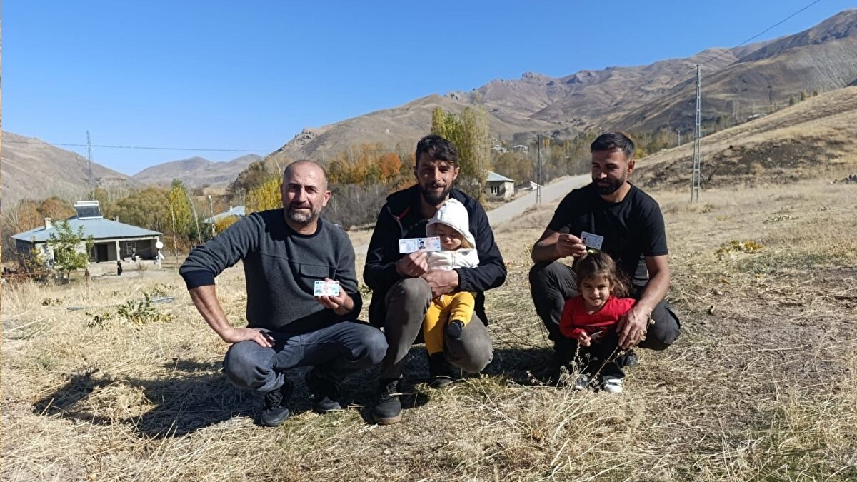 Yüksekova ilçesine 35 kilometre uzaklıkta bulunan Yeşildere köyü, yaklaşık 110 yıl önce Mevlüt Bilici'nin eşi ve çocukları Refik, Sıddık, Kerem, Fetullah, Tevfik ve Feyzi Bilici ile birlikte Gökyurt köyünden ayrılması ile kuruldu. Geçen zaman içerisinde Mevlüt Bilici'nin yerleştiği bu köyde hem hane sayısı hem de nüfus arttı. Şu an 65 haneye ve yaklaşık 500 nüfusa ulaşan Yeşildere köyünde yaşayanların soyadı da 'Bilici' olarak devam etti. Sadece köy imamı Rıdvan Kuş'un soyadının farklı olduğunu belirten muhtar Melih Bilici, 17 öğrencili tek derslikli anaokulunda öğretmenlik yapan Rojin Bilici'nin bile aynı köyden ve akrabaları olduğunu söyledi.