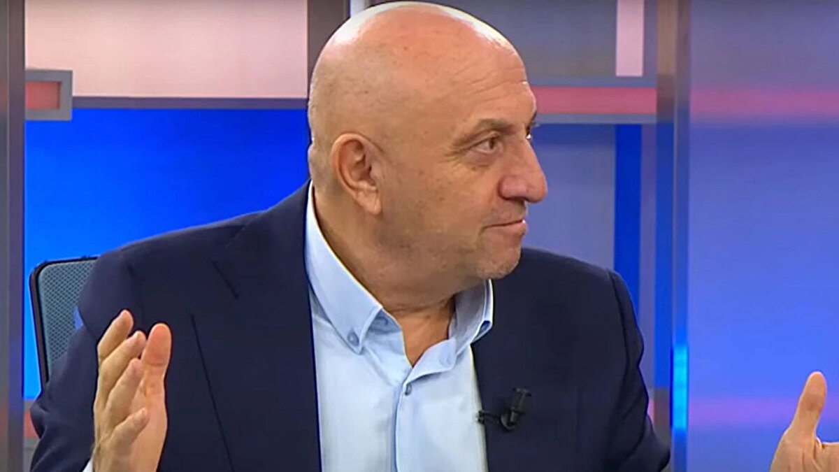 "OSIMHEN'İ 150 MİLYON EURO'YA SATABİLİRLER"<br><br>"Bana göre Osimhen'in, Haaland'dan daha fazla özelliği var. Bu atılmayacakları da atıyor. Her yere kafasını, ayağını sokuyor. Isak'ı getir, bu katkıyı veremez. Fiyatını 150 milyon Euro'ya çıkardı. Galatasaray bunu 150 milyon Euro'ya satabilir. Osimhen yakında gider. Galatasaray da ona çok şey kattı." ifadelerini kullandı.