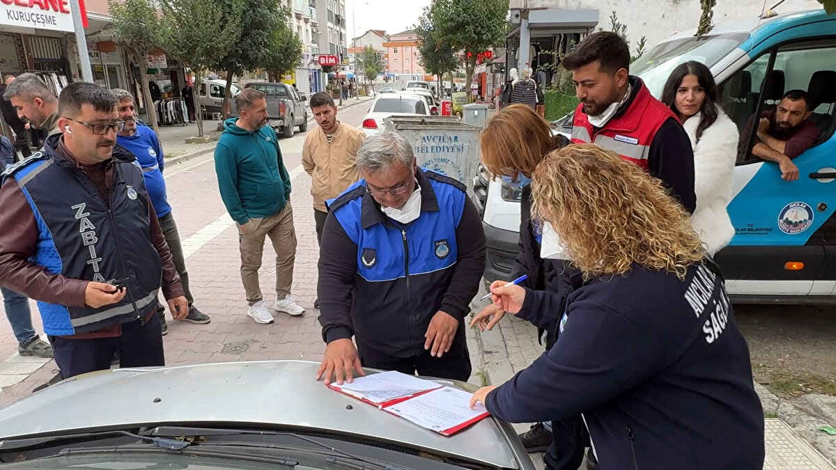 Ekiplerin eşyaları almasına karşı çıkan ve direnen Özvardar, uzun uğraşlar sonucu ikna edildi. Üç yıldır biriken çöpler ekiplerce kamyonlara yüklenerek götürüldü. Ancak Özvardar, dezenfekte çalışmasına izin vermedi.