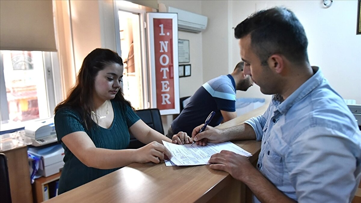 Nöbetçi Noter Uygulaması Zorunlu Hale Geldi<br><br>Yeni düzenlemeye göre, noterlik nöbetleri sadece resmi tatil günleri hariç hafta sonları (cumartesi ve pazar) yapılacak. Uygulama ile birlikte il merkezlerinde en az dört noter bulunması hâlinde en az bir noter, 20’den fazla noter bulunması hâlinde ise toplam noter sayısının en az yüzde 5’i nöbetçi olarak hizmet verecek.